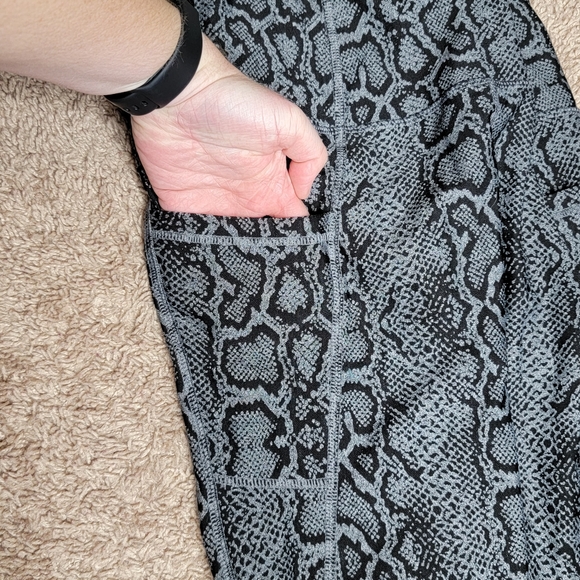 Champion Snake Skin 7/8 leggings (M) - Picture 4 of 5
